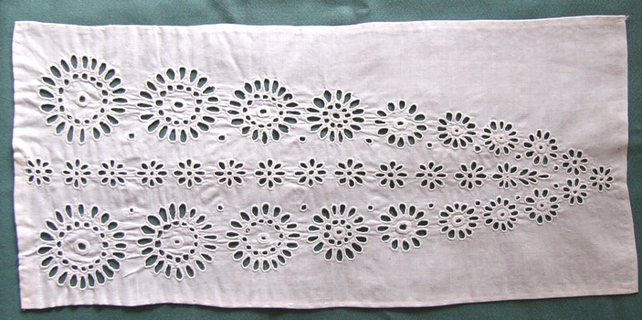 Broderie Anglais Fragment