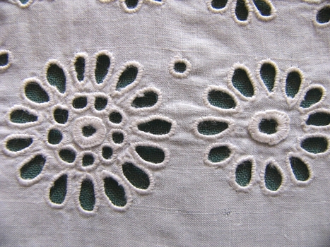 Broderie Anglais Fragment