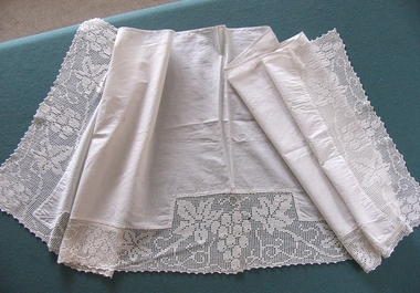 Textile - White Linen Runner Filet Crochet Border, Mrs Ethel Webb, 1910-1930