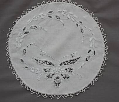 Embroidered Hedebo Linen Mat