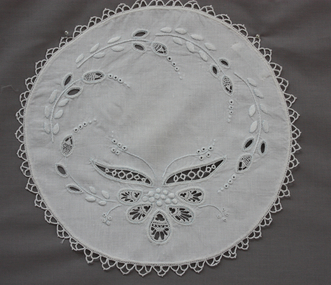 Embroidered Hedebo Linen Mat