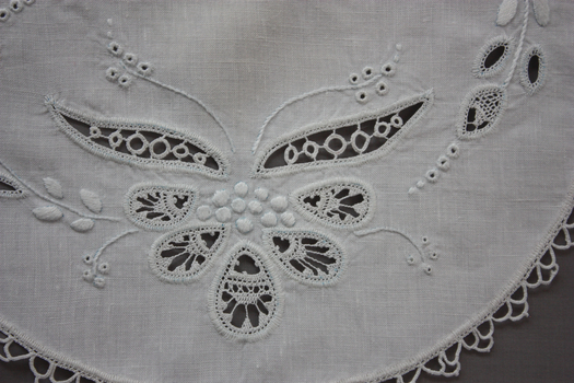 Embroidered Hedebo Linen Mat
