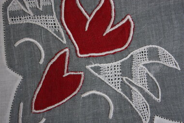 d)    White organdie mat with red and white spray.