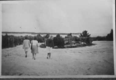 000071 - Photograph - Inverloch - Pine Lodge - 1947 - Lorna, Lang and Les in Pine Lodge Grounds - Lorna Hollins, Jenny Lawson, Lesley Hollins - M Rixon