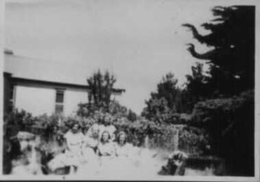 000072 - Photograph - 1947-1948 - Lorna, Les, Col, self and Lang - Lorna Hollins, Lesley Hollins, Coleen Cathcart, Margaret Hollins - M Rixon