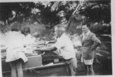 000100 - Photograph - 1948-49 - Inverloch - Sue, Lorna & Bill helping dad pack the trailer - M Rixon