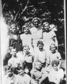 000102 - Photograph - Possibly 1934 - Pound Creek School - Names on back - from D M Beard