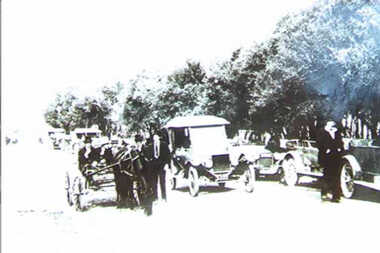 000466 Photograph - circa 1920 - Cars, Jinker & People on road (Beach Road) to Jetty - Inverloch - from Betty Pink