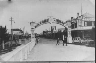 000522 Photograph - 1918 - McBride Avenue, Arch over path to Wonthaggi Railway Station “Welcome Home 1914-1918”