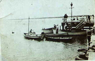 000541 - Photograph - Inverloch - Pier with gas light - no crane - The Swan - from Clyde Newton