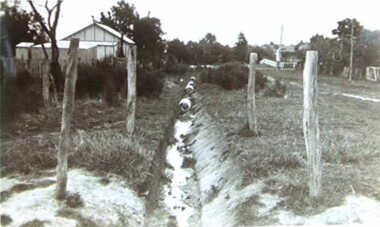 000563 - Photograph - High St, Inverloch - Open drains - Ray Irving