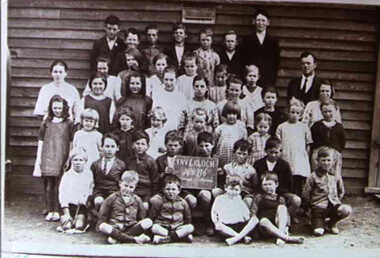 000596 - Photograph - Inverloch Primary School 2776 - Clive on Left hand corner of sign, Colin on 2nd row, left side blonde kid