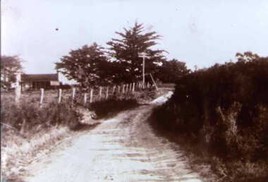 000813 - Photograph - Pound Creek - Lloyd Beard's house on left - Post Office in left side of veranda - from Dorothy Beard