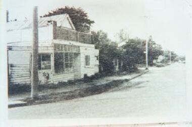 000821- Photograph - Inverloch - 1930's - Beach Rd now The Esplanade - Donaghue's shop - later Nelson's Tarax Bar in 1960's - Coastal Retreat - from Nancye Durham