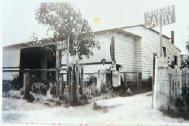 000845 - Photograph - 1920c - 15 High St - Jacobson's Dairy - Aunt Annie and sister - from A Jacobson (Alice)
