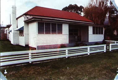 000847 - Photograph - Inverloch - 15 High St  Aunt Annies refurbished - PBE PL - from A Jacobson (Alice)