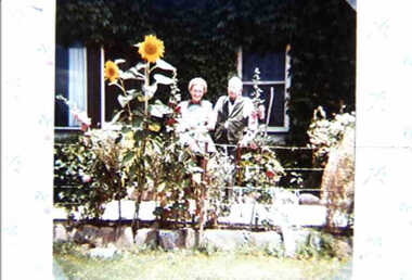 000860 - Photograph - Jan 1981 - Inverloch - Pine Lodge - 12 Jan 1981 - Cal Wyeth and Dolly Fitzpatrick - from Hazel Swift