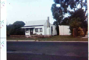 000867 - Photograph - Inverloch - Corner Ave and Pier Rd now dentist - Mrs Crichton and four children - from Hazel Swift