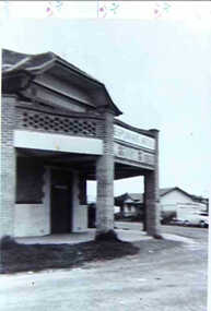 000869 - Photograph - Inverloch - Cnr Ramsay Boulevard and A'Beckett St - Esplanade Hotel and Morgan's House - from Hazel Swift