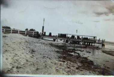 000637 Photograph - 1981 - Inverloch Pier - from Ruth Tipping