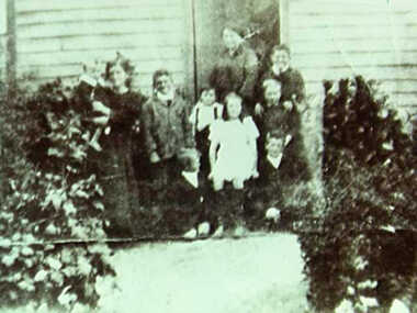 000395 - Photograph -13 Nov 1924 -leaving farm at Ruby -Ian Evans -Olive Jebson -Tom Evans -Barry Baxter -Mary Evans -Gwen Evans -Bill Evans -Charlie Baxter -Joe Evan -Ark (R K Evans)