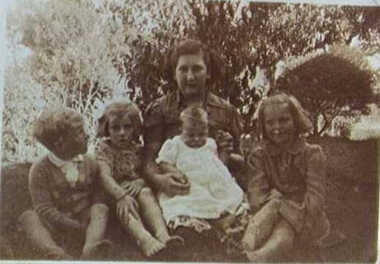 000385 - Photograph - c1945 - Barry Muldoon - Noelle Muldoon - Joan Keetsveld - from Noelle Green