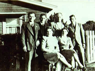 000404 - Photograph - Inverloch 22 High St - privet hedge - Tom Evans - Ian Evans - Randolph Keith (Ark) Evans - Bill Evans - Fan Evans - Gwen Evans - Noelle Green