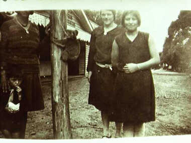 000405 - Photograph - Inverloch - outside Johnson and MacKieson's cafe - koala on pole - Gwen Evans - Gladys Jacobson - Gert Martyn - Geoff Johnson - from Noelle Green