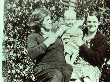 000409 - Photograph - 1935 - Inverloch - possibly Canary Cottage - Olive Evans nee Jebson, mother of Gwen Evans - Jim Muldoon - Gwen Muldoon nee Evans - from Noelle Green