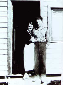000417 - Photograph - 1934 - Inverloch 22 High St - Gwen and Geoff Muldoon - from Noelle Green
