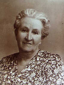 000428 - Photograph - 1946 - Inverloch - Elizabeth Dixon Muldoon, wife of John Muldoon - Love and Easter greetings to Joyce and Cam from Mum - from Noelle Green