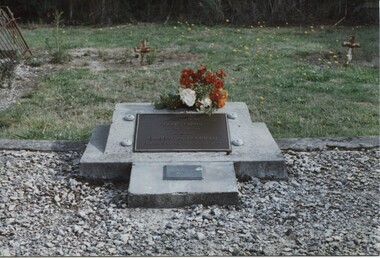 000684 Photograph - 1997 - Anderson Inlet Cemetery, Inverloch - Evans grave (Olive Evans & Gilbert and Sons Reginald) - from Ken Howsam