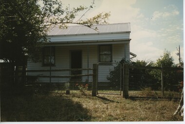 000701 - Photograph - 1997 - Bena - Ray Irving Cottage Front