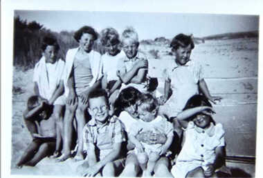 000736 Photograph - Val, Bruce, Peter, Jillian Kidd with Sharrocks - from Bill Grieve