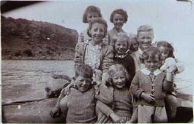 000740 Photograph - Christmas 1944 - Inverloch - Shirley, Joam & Patsy Cutter - Mary, June & Rob Speed - Valarie Kidd - Alistair & Marge Stirton - from Bill Grieve