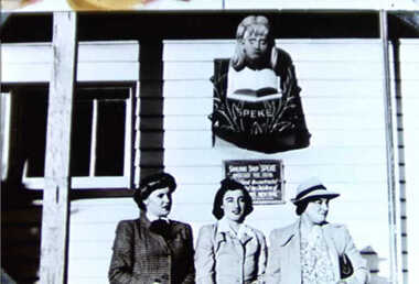 000750 Photograph - Figurehead of the Speke - Jean Gray, Jenny Richardson, Minnie Richard (teacher South Dudley) - from Jenny Richardson