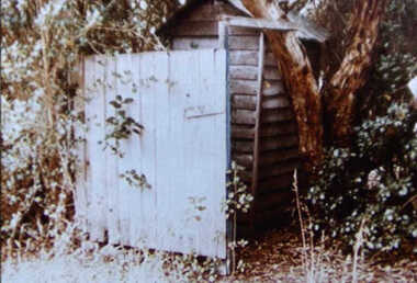 000751 Photograph - Toilet, 11 Beach Road, Inverloch - outhouse, dunny - from Jenny Richardson