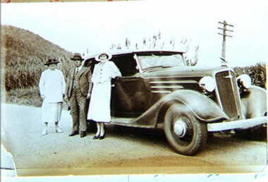 000995 - Photograph - Chevrolet Tourer with two women and one man - from James Wyeth