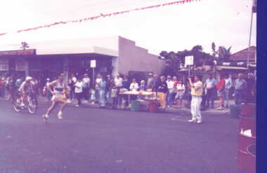 001065 - Photograph - January 1992 - Inverloch - Fun Run and spectators - from Eileen Henderson