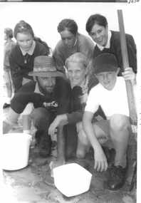 001070 - Photograph - c1992 - Inverloch - Dinosaur Dig - Mike Cleeland with children - from Eileen Henderson