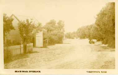 004285 - Postcard - Beach Road (The Esplanade) Golf Club, Inverloch Valentines 1920's