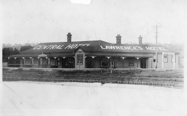 Postcard - Lawrence's Central Hotel, Lakes Entrance c1924, 1924