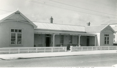 Postcard - Bellevue Guesthouse, Lakes Entrance Victoria  c1950