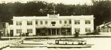 Photograph - Broome's Federal Hotel Lakes Entrance  c1927