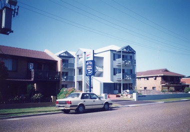 Photograph - Rear view of Bellevue Apartments Lakes Entrance  1992