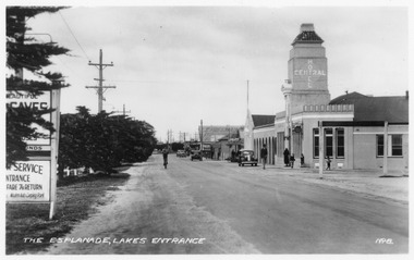 Photograph - Central Hotel Lakes Entrance, Valentine series No. 3337, 1950c