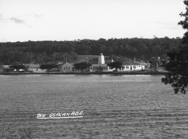 Postcard - Central Hotel Lakes Entrance, 1950c