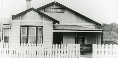 Postcard - Venga Guest House Lakes Entrance  c1940, Bulmer H D
