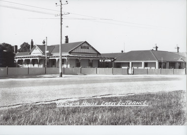 Photograph - Victoria House Lakes Entrance  c1950, Bulmer H D