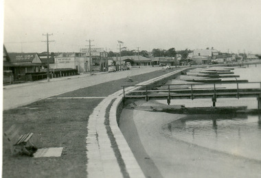 Postcard - The Esplanade, . Lakes Entrance Victoria c1940, Bulmer H D, c1940